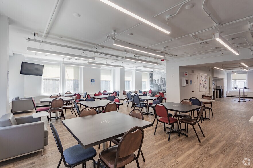 More Photos Of 307 N Michigan Ave, Chicago Office For Lease