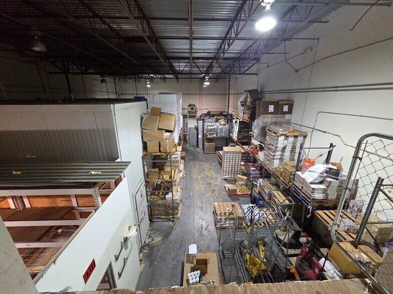 More Photos Of 7810 Kingspointe Pky, Orlando Warehouse For Lease