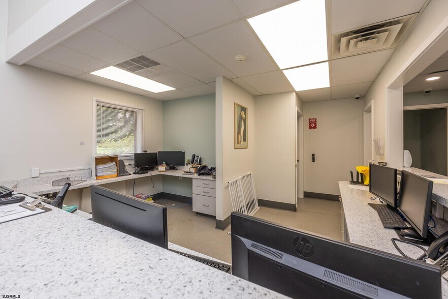 More Photos Of 535 Maple Ave, Linwood Veterinarian Kennel For Lease