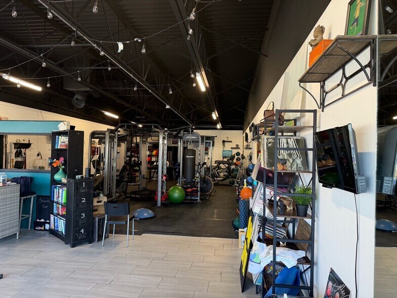 More Photos Of 624-630 Roosevelt Rd, Wheaton General Retail For Lease