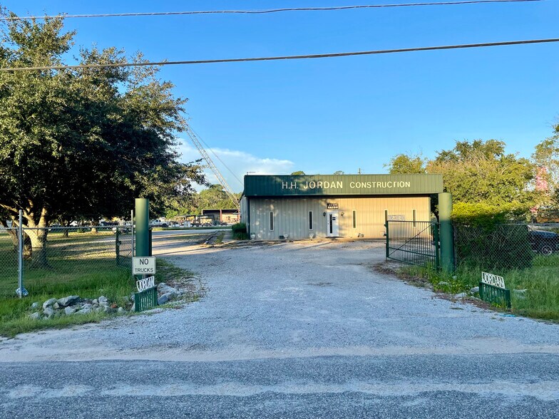 More Photos Of 3221 Anton St, Mobile Contractor Storage Yard For Sale
