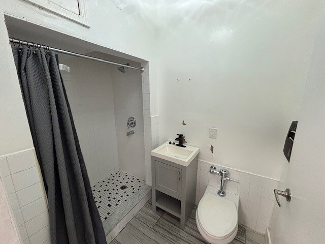 More Photos Of 583 Driggs Ave, Brooklyn Storefront Retail Office For Lease