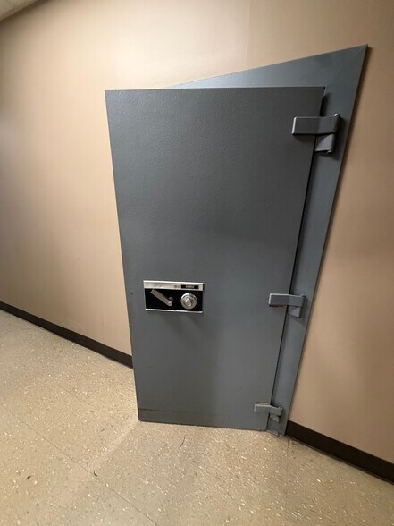 More Photos Of 9029 Metcalf Ave, Overland Park Freestanding For Sale