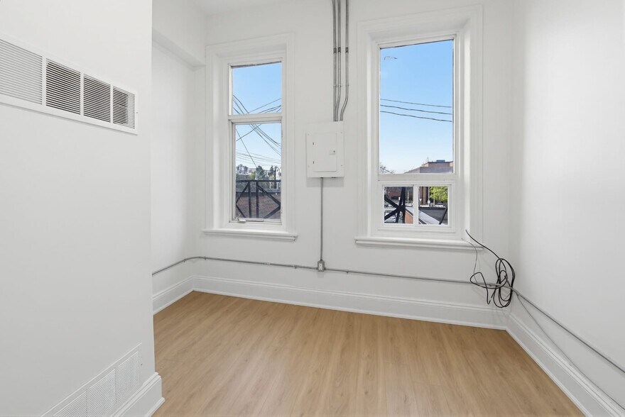 More Photos Of 183 King St E, Hamilton Storefront Retail Residential For Sale