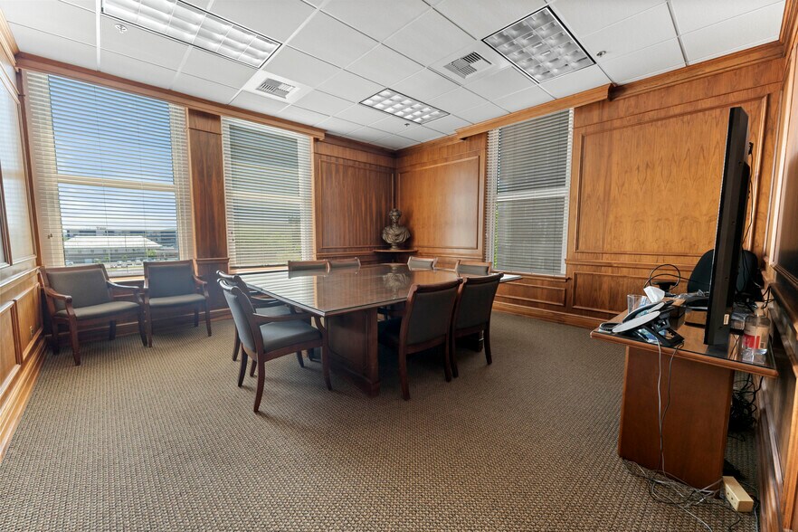 More Photos Of 526 2nd Ave SE, Cedar Rapids Office For Sale