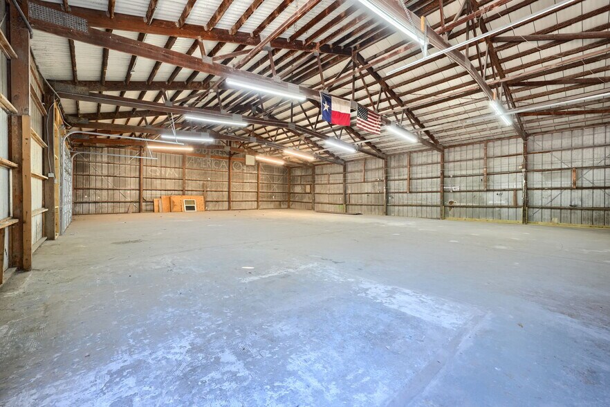 More Photos Of 6812 Avenue K, Plano Flex For Lease