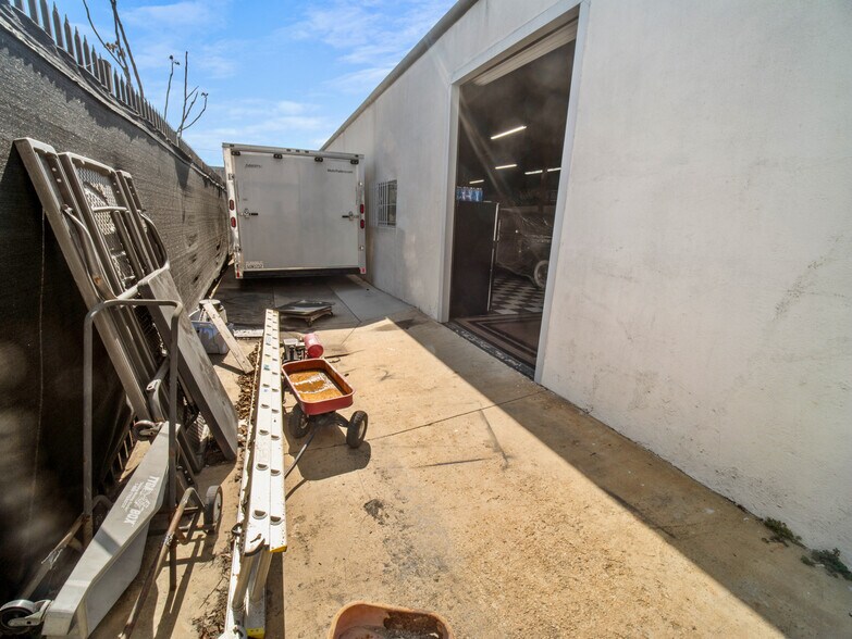 More Photos Of 2029 W 16th St, Long Beach Warehouse For Sale