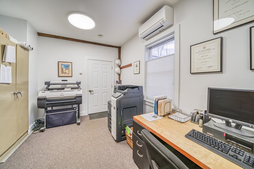 More Photos Of 11 Beaver Meadow Rd, Norwich Office For Sale