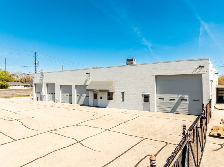 More Photos Of 5513 N Oxford St, Indianapolis Showroom For Lease