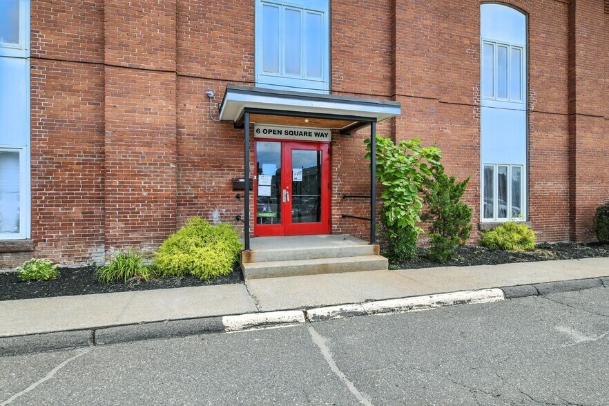 More Photos Of 4 Open Square Way, Holyoke Showroom For Lease