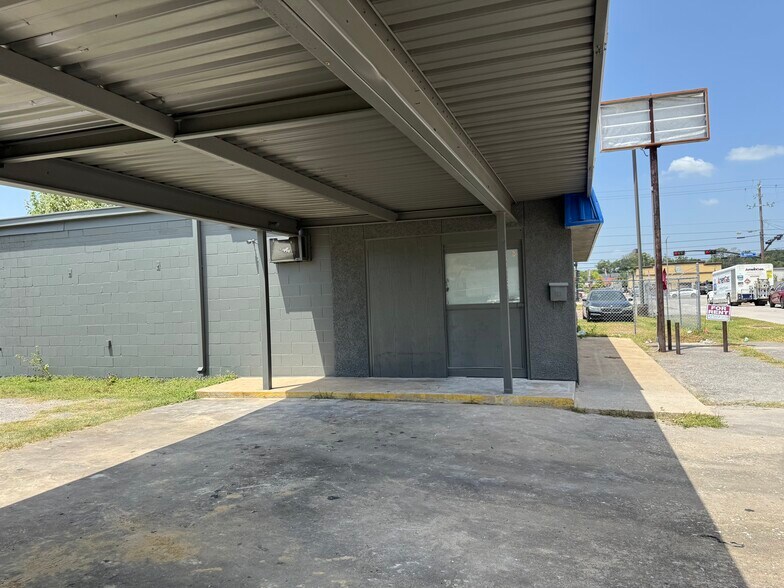 More Photos Of 1305 Lacey Dr, Baytown Contractor Storage Yard For Lease