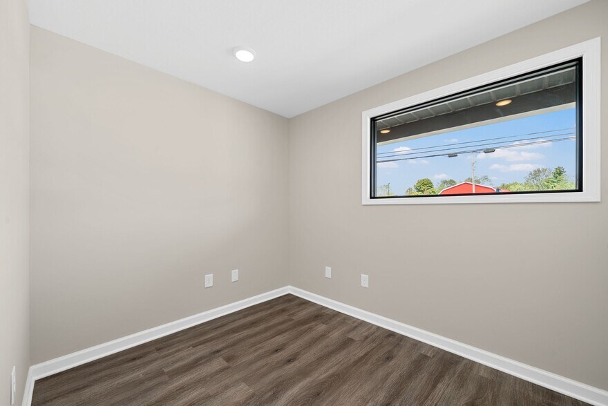 More Photos Of 1400 Dover Rd, Clarksville Showroom For Lease