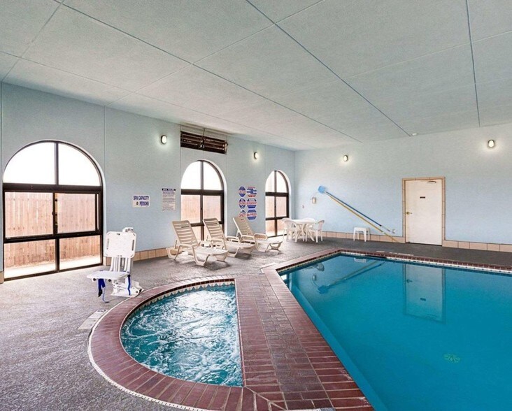More Photos Of 2008 Avenue F NW, Childress Hotel For Sale