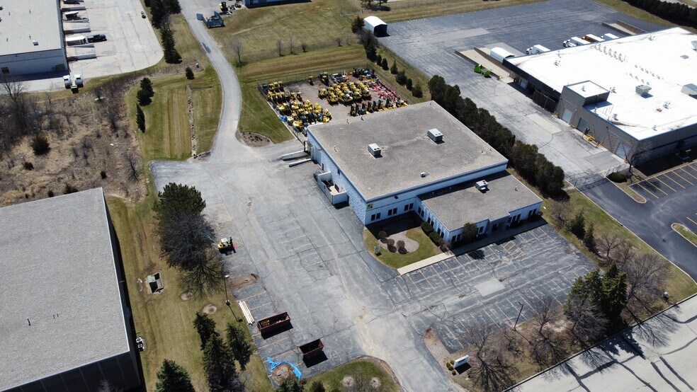 More Photos Of N52W13821 Northpark Dr, Menomonee Falls Warehouse For Lease