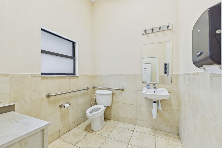More Photos Of 1010 NE 9th St, Cape Coral Office For Sale