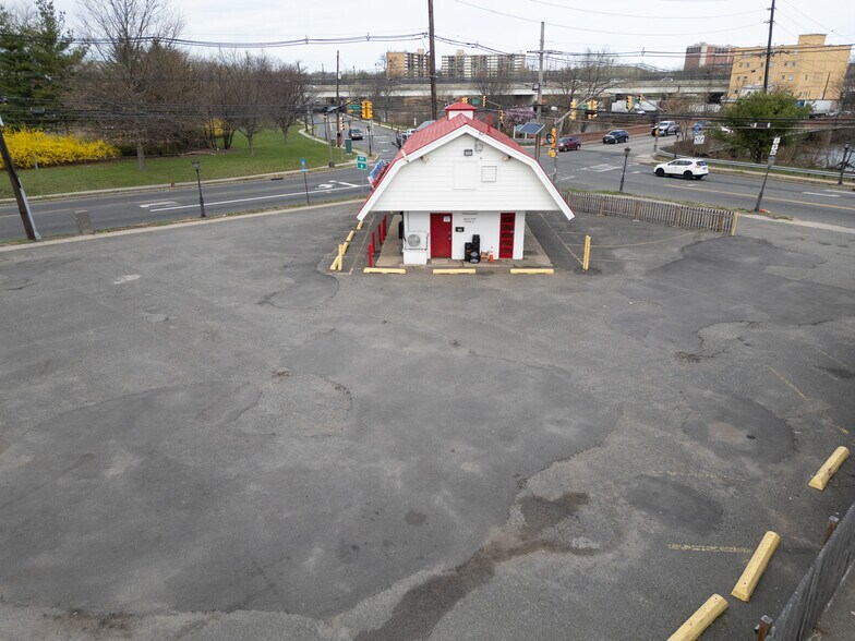 More Photos Of 735 E Hazelwood Ave, Rahway Freestanding For Sale