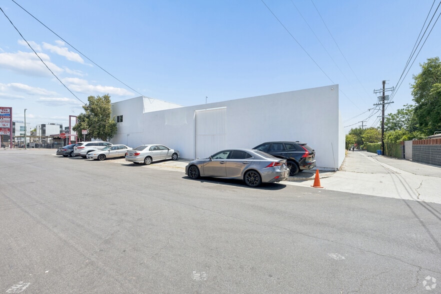More Photos Of 10520 Magnolia Blvd, North Hollywood Office For Sale