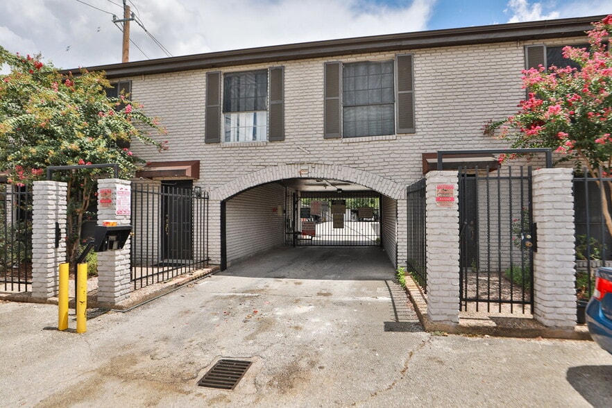 More Photos Of 3015 Greenridge Dr, Houston Apartments For Sale