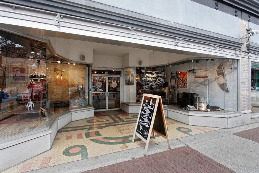 More Photos Of 24 E Broughton St, Savannah Storefront Retail Office For Lease