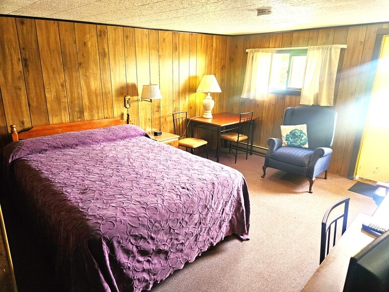 More Photos Of 24 Harris Point Rd, Eastport Hotel For Sale