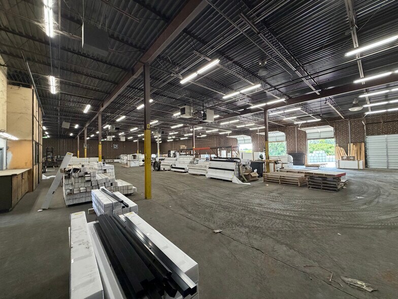 More Photos Of 4827 Rozzelles Ferry Rd, Charlotte Warehouse For Lease