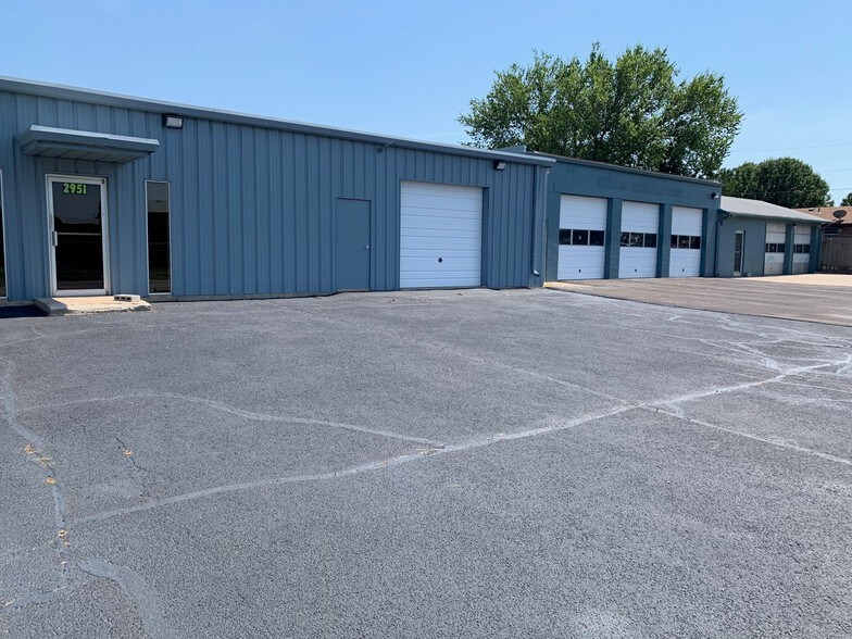 More Photos Of 2951-2955 S George Washington Blvd, Wichita Auto Repair For Sale