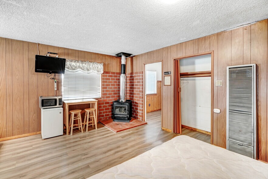 More Photos Of 1054-1098 State Highway 2, Wrightwood Hospitality For Sale