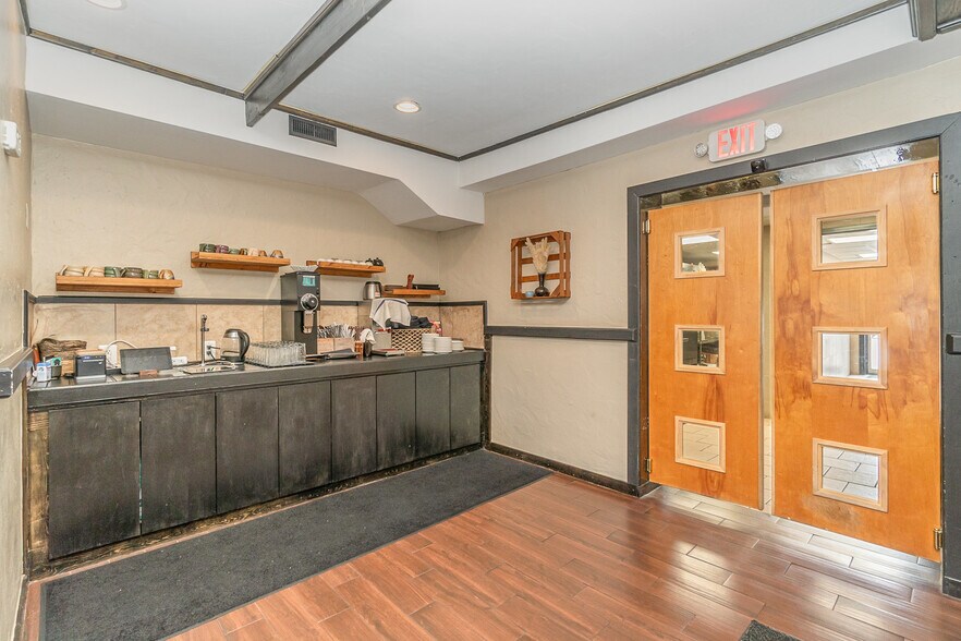 More Photos Of 134 Ashman St, Midland Restaurant For Sale