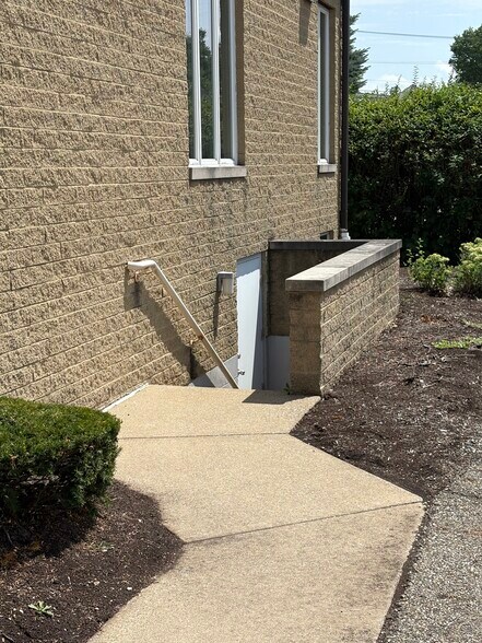 More Photos Of 309 S Chapel St, Louisville Office For Sale