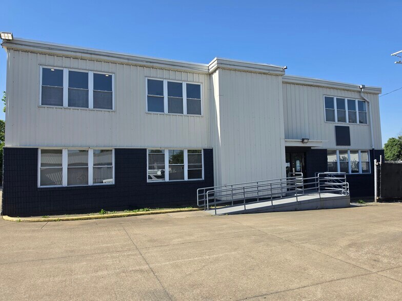 More Photos Of 801 E Michigan St, Evansville Distribution For Sale