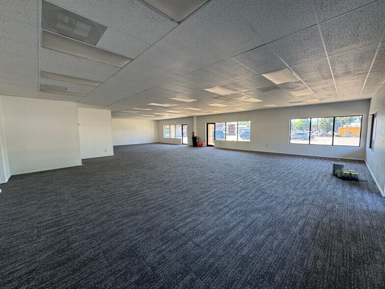 More Photos Of 1360 W Littleton Blvd, Littleton Unknown For Lease