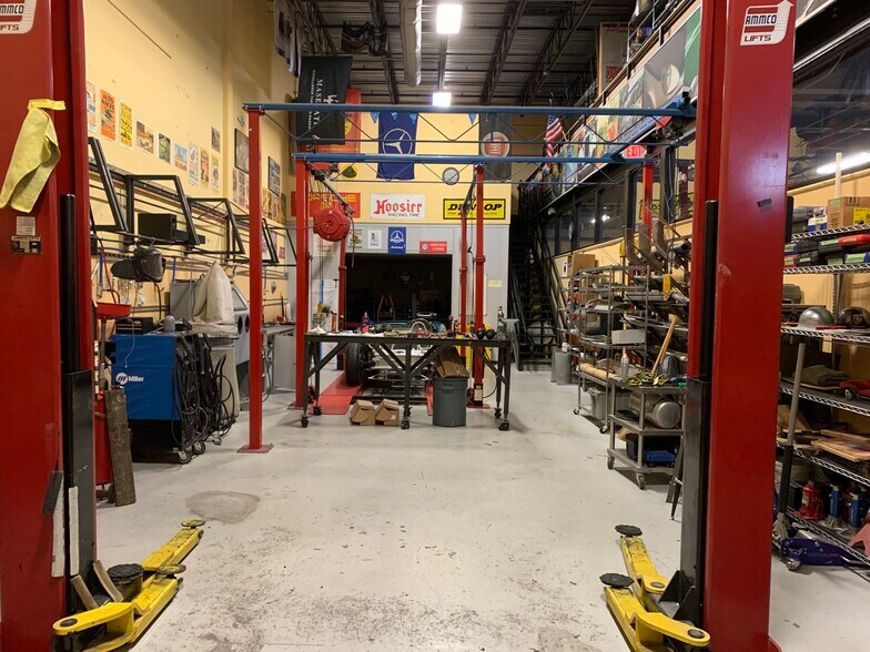 More Photos Of 14930 Corporate Rd S, Jupiter Warehouse For Lease