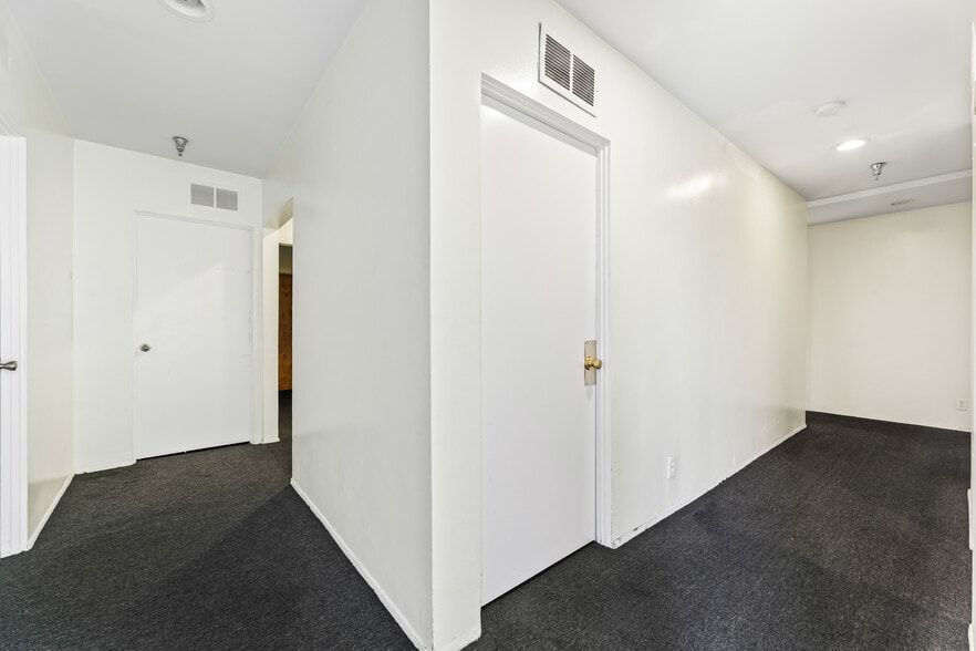 More Photos Of 400 W Alondra Blvd, Gardena Warehouse For Sale