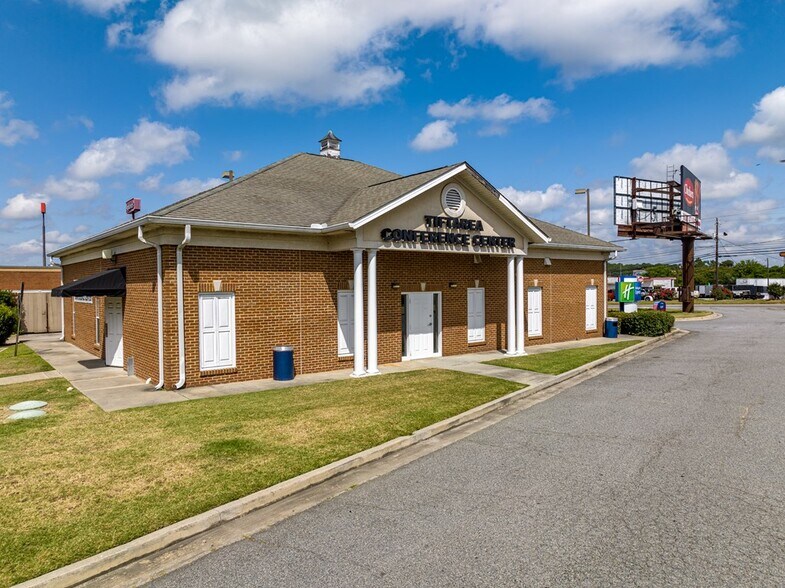 More Photos Of 806 US-82, Tifton Office For Sale