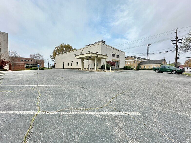 More Photos Of 8 Lester St, Martinsville General Retail For Sale