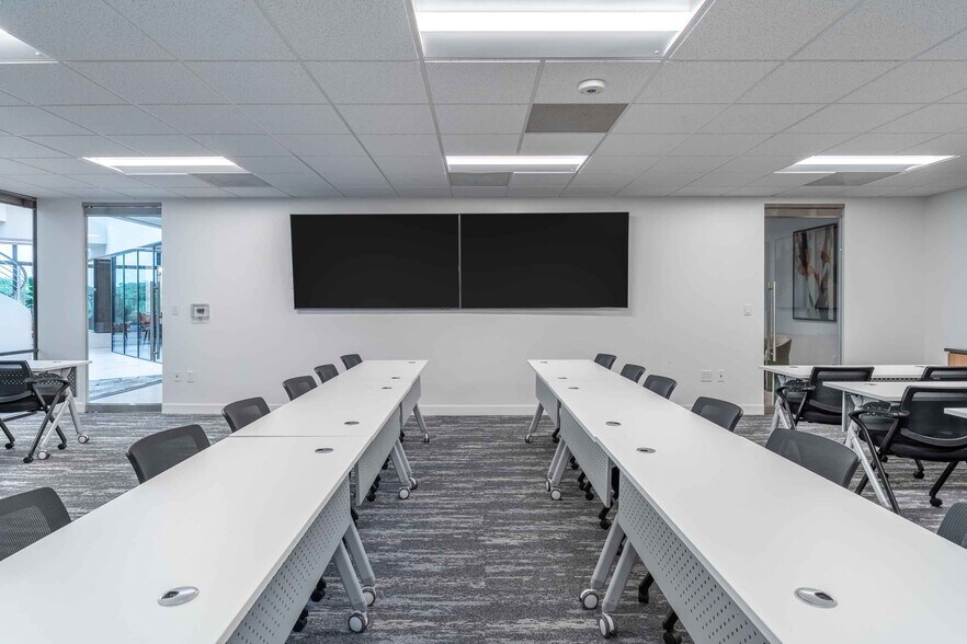 More Photos Of 6606 Lyndon B Johnson Fwy, Dallas Office For Lease
