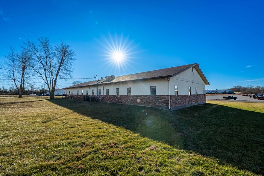 More Photos Of 604 Industrial Park Dr, Eldon Office For Sale