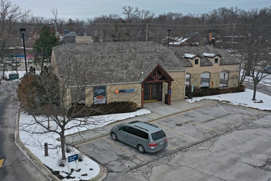 More Photos Of 2595 Waukegan Rd, Bannockburn Bank For Lease