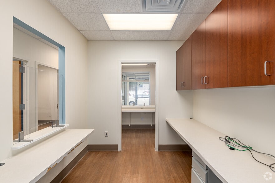 More Photos Of 211-20 Union Tpke, Oakland Gardens Storefront Retail Office For Lease