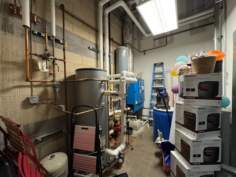 More Photos Of 5 Broad St, Stamford Fast Food For Lease