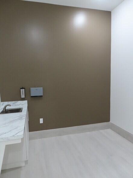 More Photos Of 1824 N Hampton Rd, DeSoto Storefront Retail Office For Lease