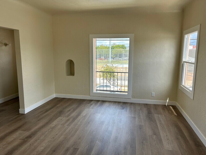 More Photos Of 1506 W 36th St, Los Angeles Apartments For Sale