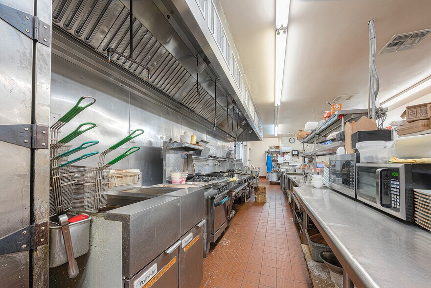 More Photos Of 1127 Marina Bay Dr, Kemah Restaurant For Sale