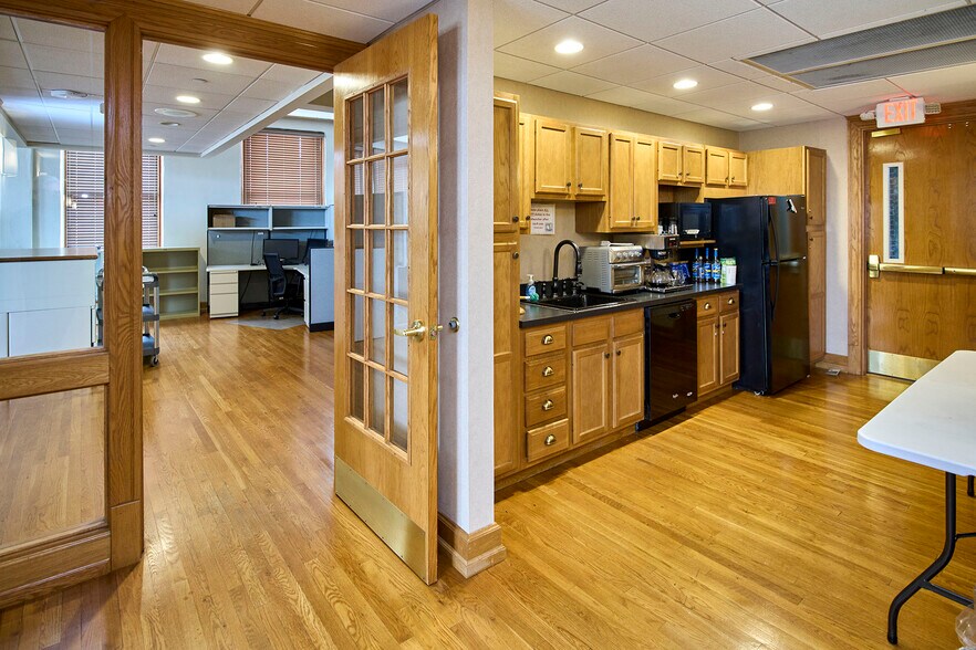 More Photos Of 240 Capitol St, Charleston Office For Sale