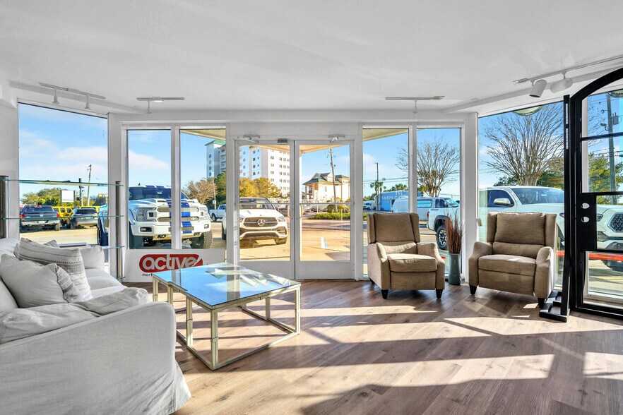 More Photos Of 639 Harbor Blvd, Destin Showroom For Lease