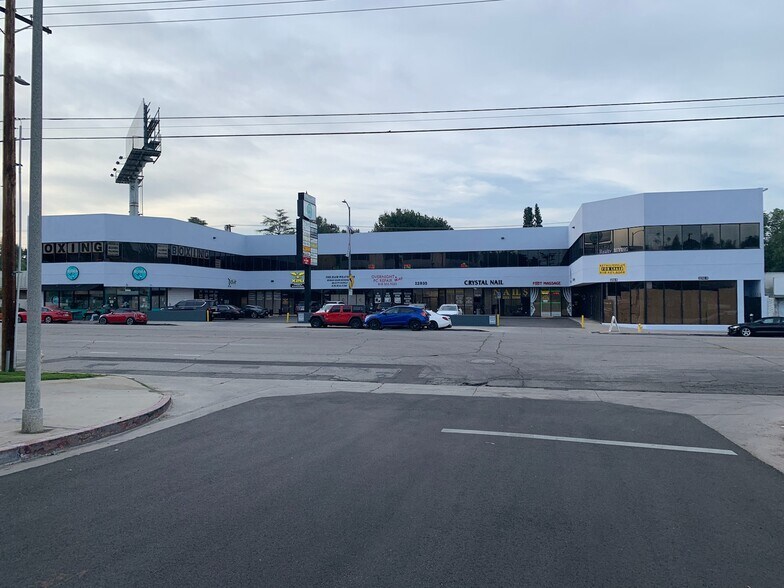 Primary Photo Of 22935-22941 Ventura Blvd, Woodland Hills Office Residential For Lease