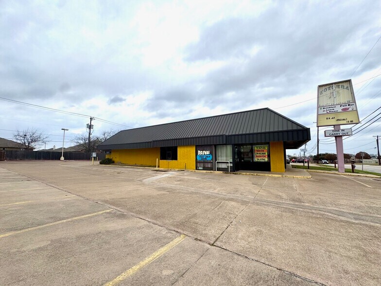 More Photos Of 510 S Cherry Ln, Fort Worth Restaurant For Sale