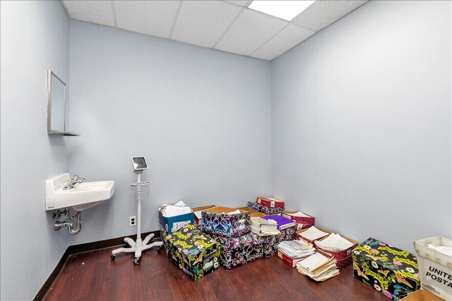 More Photos Of 1620 Front St, East Meadow Medical For Lease