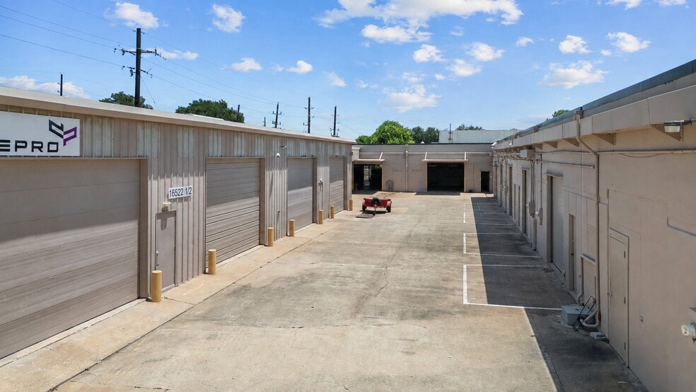 More Photos Of 16522-16536 Park Row, Houston Light Distribution For Sale
