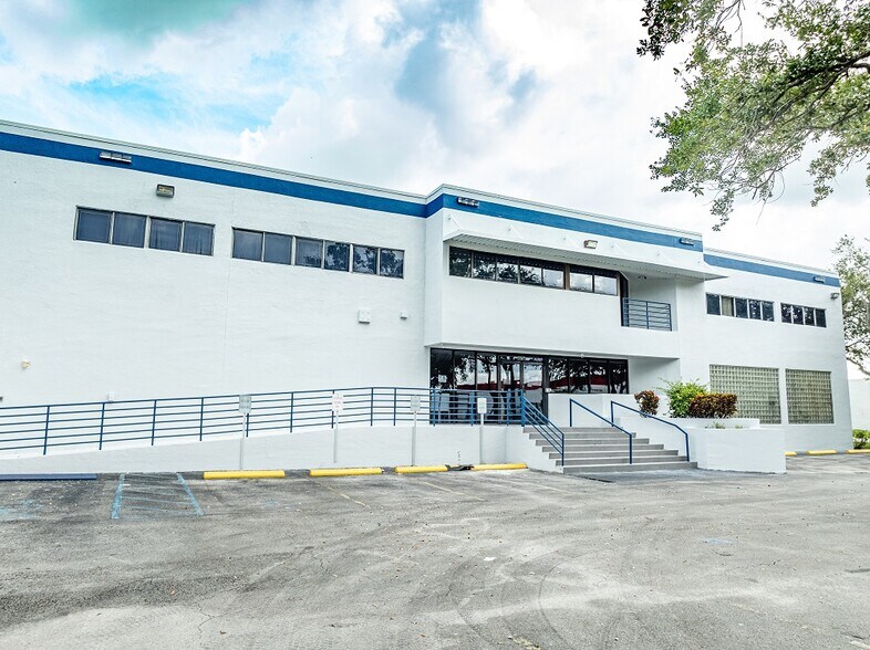 More Photos Of 4915 NW 159th St, Miami Lakes Warehouse For Lease